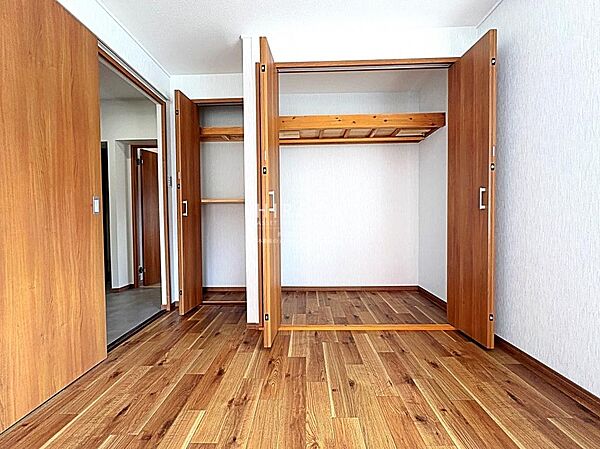 クローゼットには洋服や本を収納できるので、お部屋はすっきり広々と使うことができます。