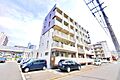 建物屋上には太...
