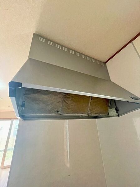 換気扇よりスタイリッシュなレンジフードはダクトを通して換気するため外気のホコリや騒音も遮断できます。