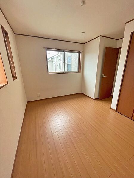 クローゼットには洋服や本を収納できるので、お部屋はすっきり広々と使うことができます。