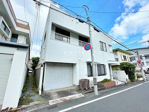 JR黒崎駅まで商店街の中を抜けて約700M、１分を80M計算で約9分になります。