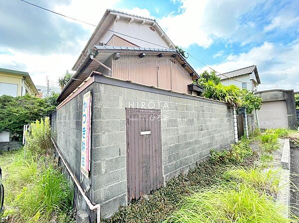 スーパーやコンビニ、図書館など、徒歩圏内です。