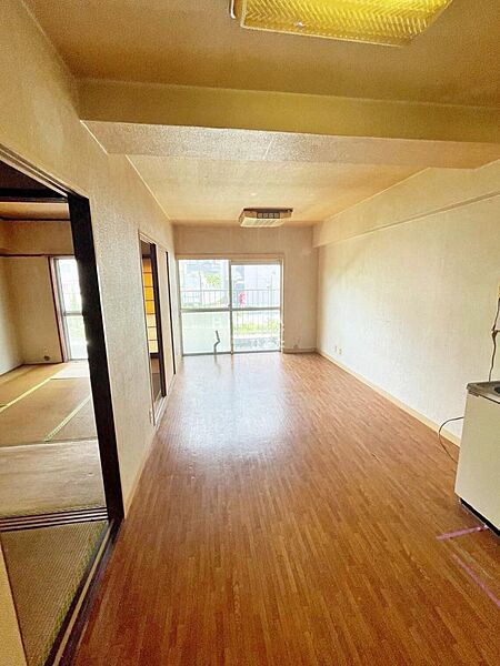 玄関側からLDK、左側にある二間続きの和室があり、お部屋の使い方が選べますね。
