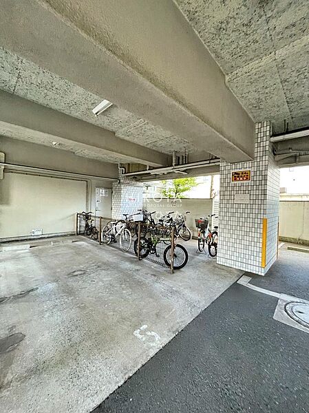 駐輪場があると自転車等で場所を取らなくて済むので玄関がスッキリしますね。