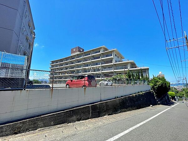 ファミリーマートまで徒歩6分、マルショクまで車で4分。