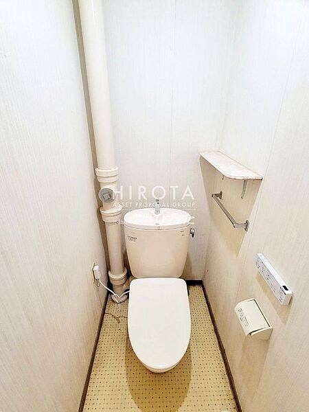 ツッパリ棚を付けると収納が増え、トイレ用品の他に観葉植物などを飾る場所ができて雰囲気が変わります。