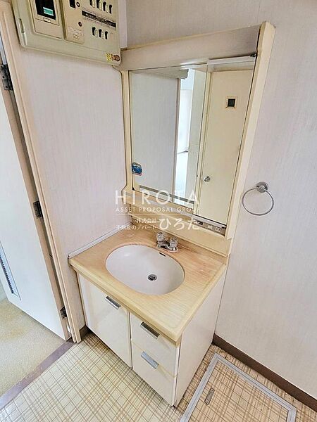 大きな鏡が魅力的な洗面台です。シャワーノズルは伸ばす事ができるので毎日のお手入れ楽チンです。