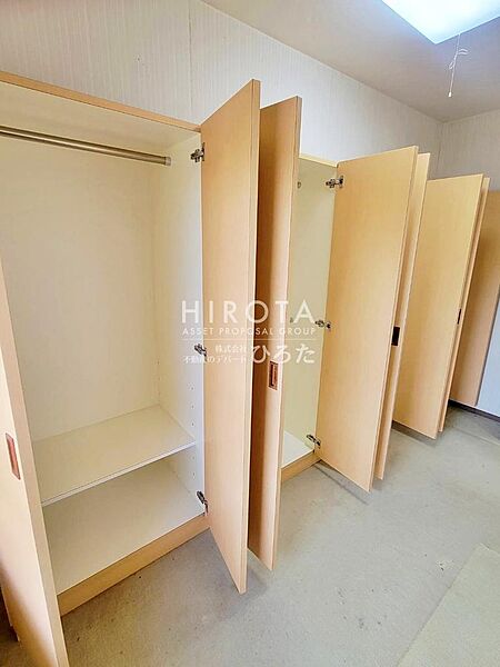 お洋服の多い方も安心の収納量です。
