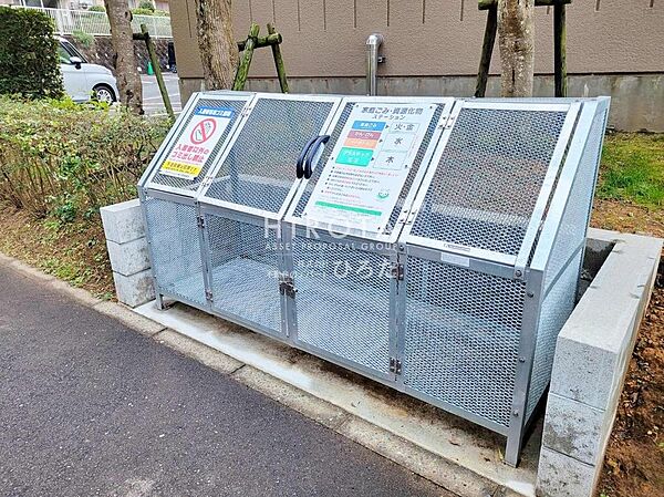 ゴミステーションには柵があり、鳥等に荒らされる心配が少ないのが嬉しいですね。