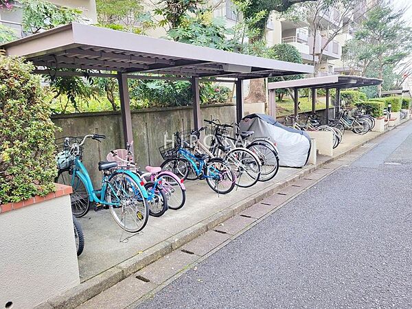 近隣に商業施設が揃っているので自転車やバイクがあれば便利です。