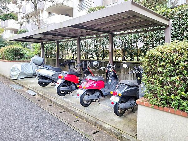 近隣に商業施設が揃っているので自転車やバイクがあれば便利です。