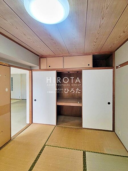 ふすまを開ければリビングと一体に。閉じれば独立した和室に。お客様の宿泊にも対応できます。