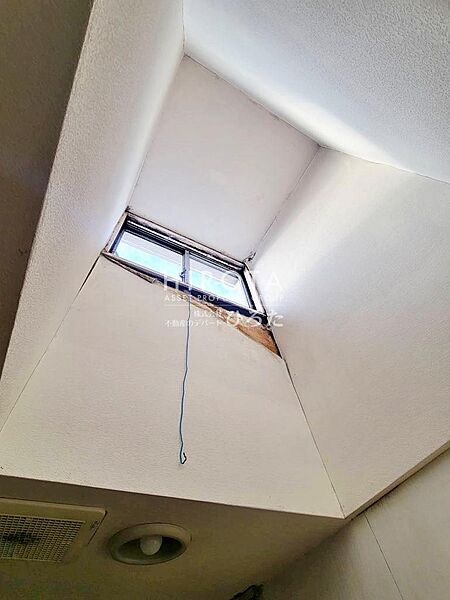 吹き抜けにも窓があり、大きく明かりを取り込めます　