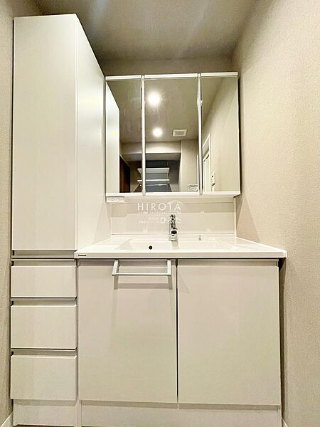 三面鏡の裏側には収納棚を確保。スキンケア用品やヘアケア用品などをすっきり整理できます。