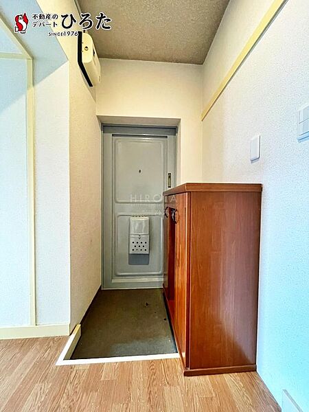 収納だけでなく、靴箱の上にカギ等の物を置けたり飾りができたりと、お好きにアレンジできる玄関です。　