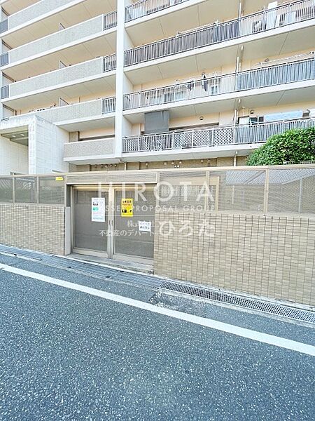 ゴミステーションには柵があり、鳥等に荒らされる心配が少ないのが嬉しいですね。
