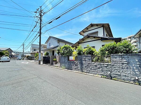 前面の道幅も広く車の出し入れにも事欠きません。