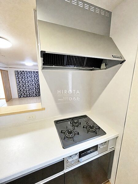 3口ガスコンロ付きシステムキッチンです。　掲載写真は、見やすさのため生活用品の一部を画像編集で除いています。