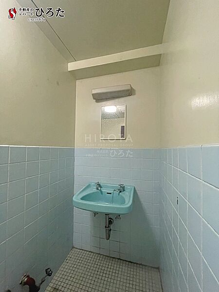 鏡付きの洗面台です。