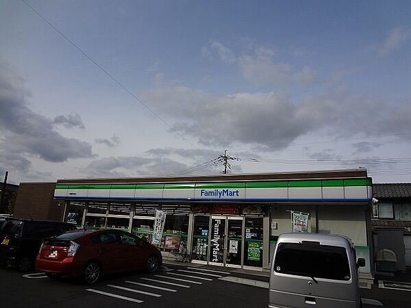 ファミリーマート八幡香月西店（835m）
