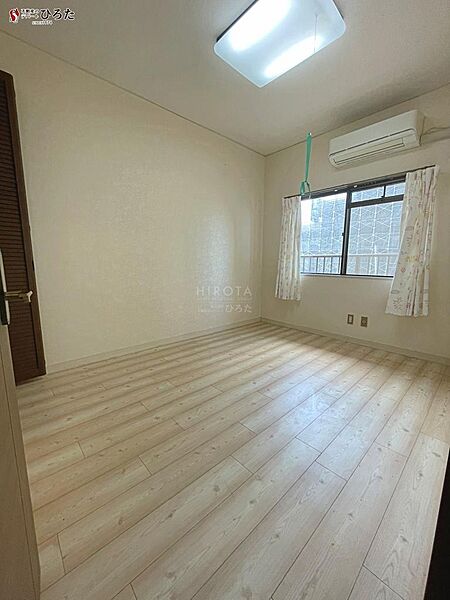 床の色も明るくお部屋が広く見えます。