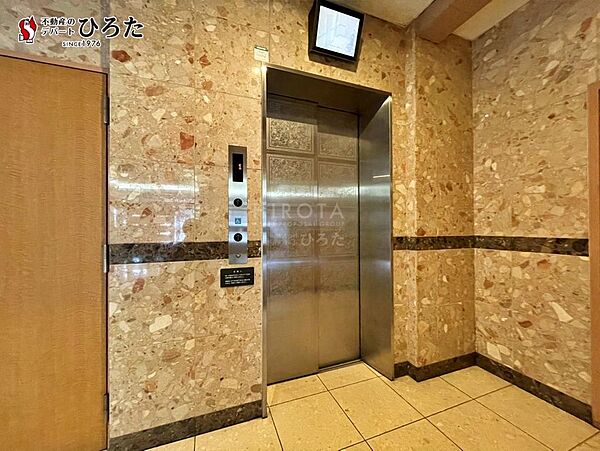 エレベーターはカメラ付き　防犯面も安心のマンションです。