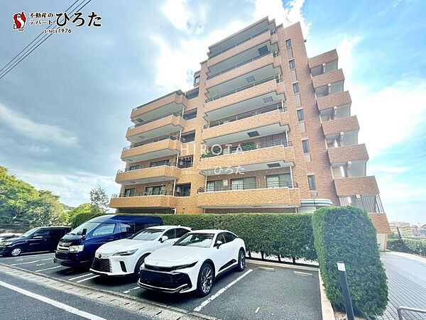 マンションの外観です。近くには公園、スーパー、郵便局や警察署もあります。
