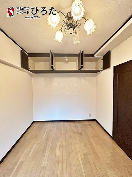 このお部屋には部屋の上部にもかなり容量のある収納が付いていますね。