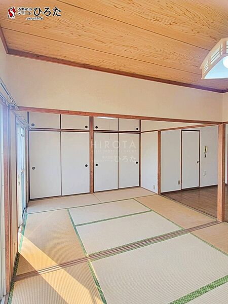 和室はリビングに繋がっており、扉を外せば広げて利用することも可能です