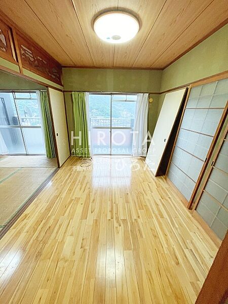 洋室はリビングに繋がっており、扉を外せばリビングを有効活用できますよ。