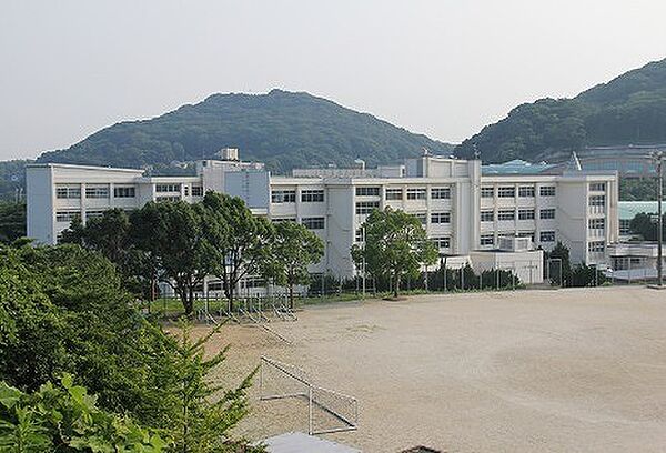 水巻町立水巻中学校（1841m）