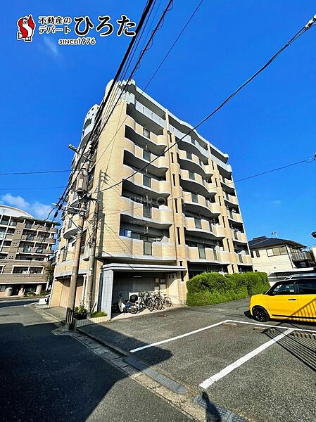 コンビニや郵便局が徒歩約3分で日々の生活にも便利ですよ。