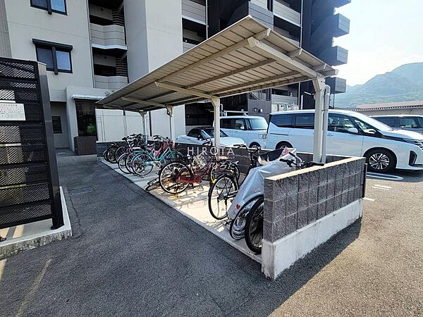 駐輪場やバイクスペースがいくつかあり便利です。