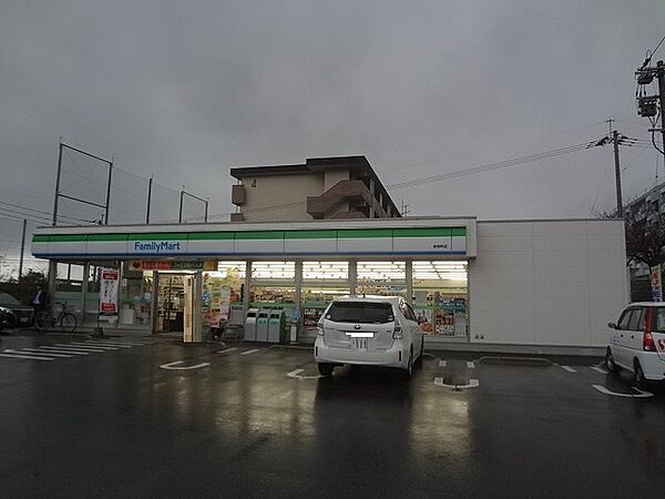 ファミリーマート茶売町店（649m）