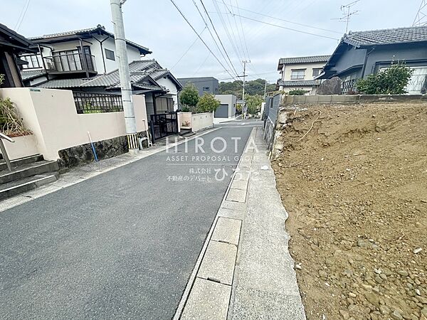 南西側に面しています。道路幅員約4.8ｍあります。