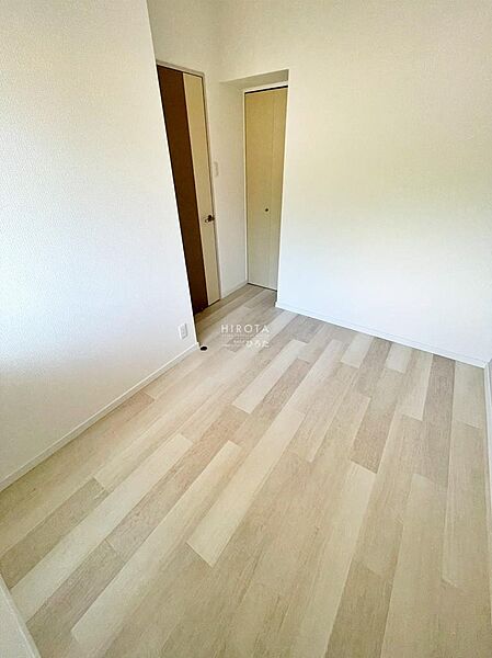 R8年７月リフォーム済み　子ども部屋、書斎、寝室など用途は様々な洋室です。