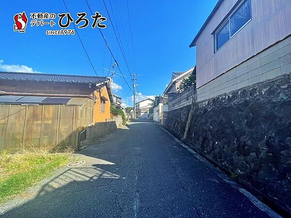 南側道路で日当たり良好。
