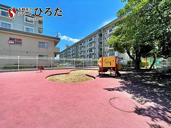 マンションすぐ横に公園があります。