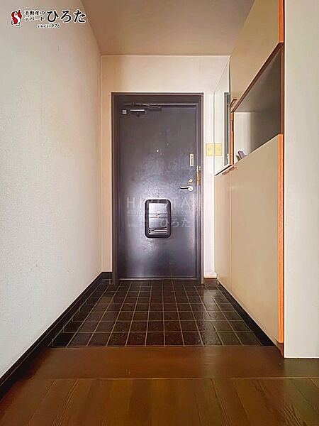 靴箱の上にカギなどの物を置けたり、飾りができたりと、お好きにアレンジできます。　