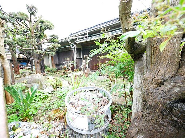 花尾小　中学校エリア、元城町バス停まで徒歩5分です。