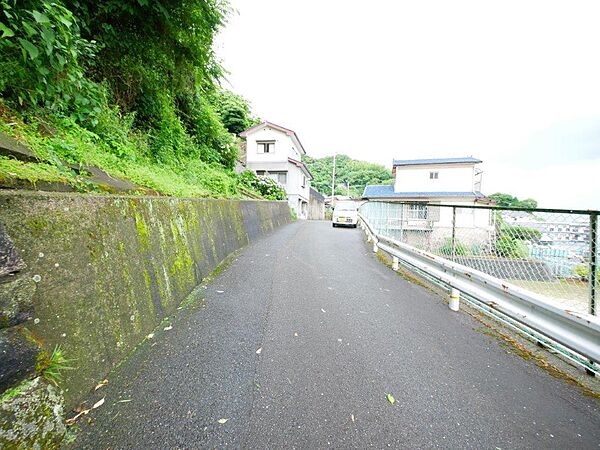 花尾小　中学校エリア、元城町バス停まで徒歩5分です。