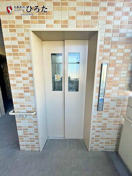 エレベーター付きで建物内の移動が便利です。