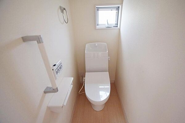 トイレは１階と２階にそれぞれございます。