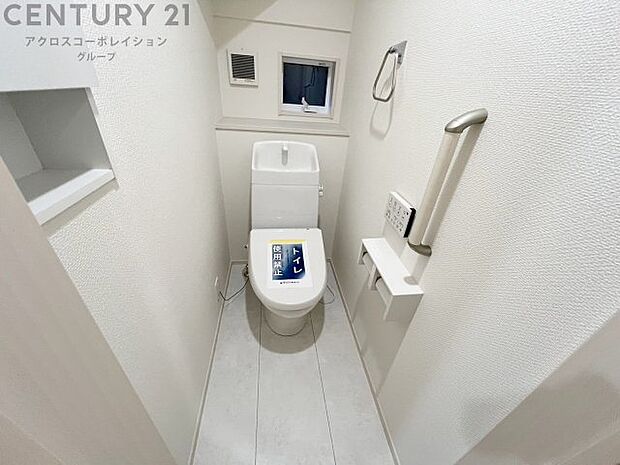 温水洗浄便座付トイレは温水洗浄機能により、暖かい水でおしりを洗浄することができ、冷たい水を使う従来の便座に比べ、温水洗浄機能で暖かいトイレを提供し、快適な使用を可能にします。　