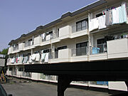 建物の前はこちらの敷地駐車場で、南側の建物と離れているので陽当たりが良いです。