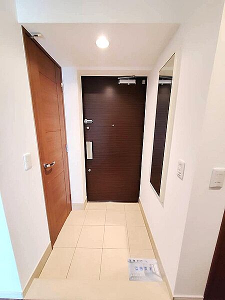 白を基調とした明るい玄関。シューズインクローゼットにつながり、靴が散らからずいつでもすっきりとした印象を保てます。