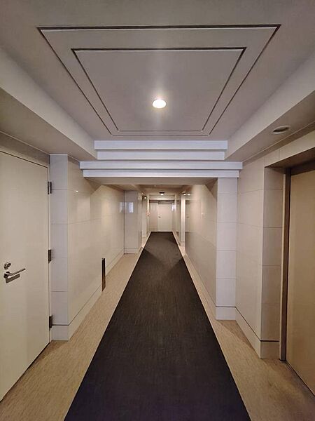 ホテルライクな内廊下設計。天候に左右されず、プライバシーにも配慮された落ち着いた共用空間です。また、廊下には緊急時に備えて防災備蓄庫が設置されております。