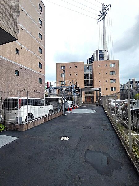 敷地内に平置きと機械式の駐車場を完備。出し入れがしやすく、お車での移動が多い方にも便利です。空き状況・料金はお問い合わせください。