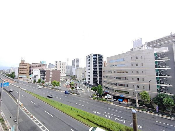住戸からの眺望。前面が幹線道路で視界が開けており、都市の景色を望めます。