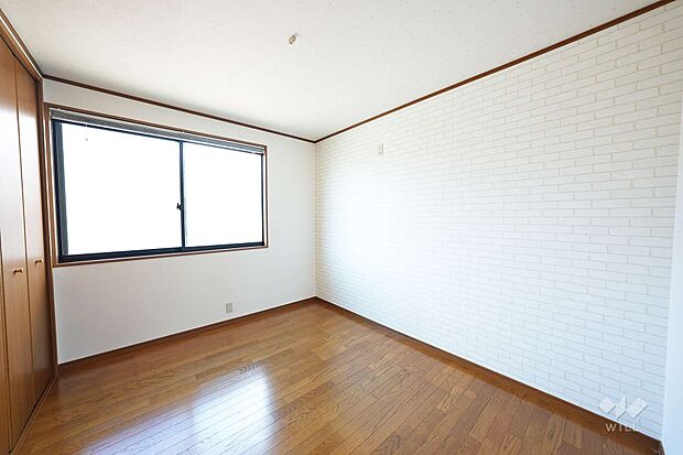 北西側洋室5.0帖［2023年2月21日撮影］白のレンガ調アクセントクロスがかわいらしいお部屋です。